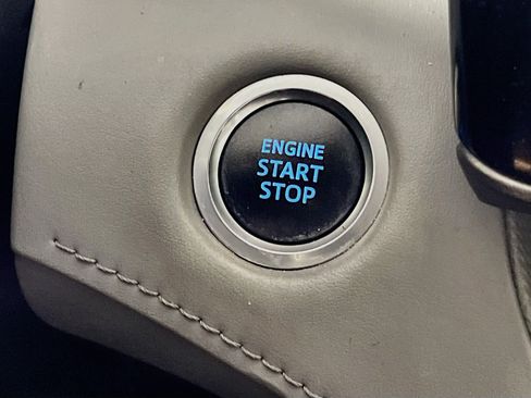 Used 2021 Toyota Highlander XLE FWD image 23