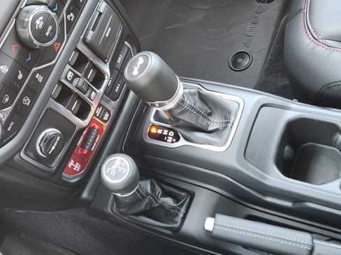 Used 2025 Jeep Wrangler Unlimited Rubicon AWD/4WD image 15