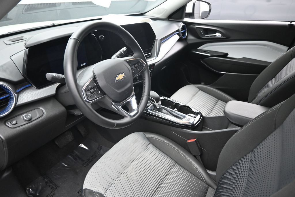 Used 2025 Chevrolet Trax LT w/ LT Convenience Package FWD image 21