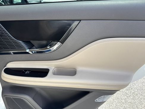 Used 2022 Lincoln Corsair AWD w/ Premium Package image 16