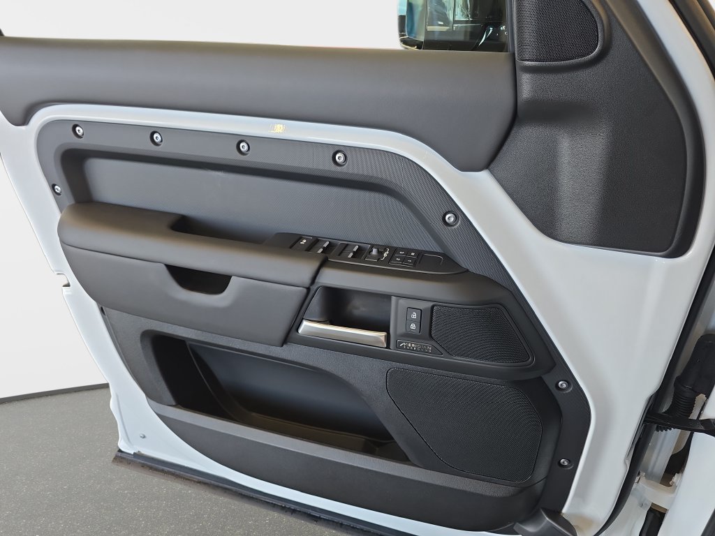 New 2026 Land Rover Defender 110 X-Dynamic SE AWD/4WD image 19