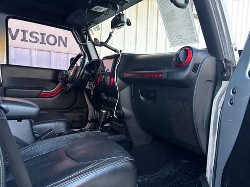 Used 2015 Jeep Wrangler Unlimited Rubicon w/ Connectivity Group image 21