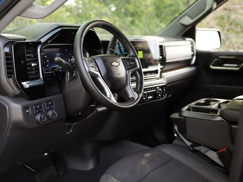 Used 2024 Chevrolet Silverado 1500 LT AWD/4WD image 9