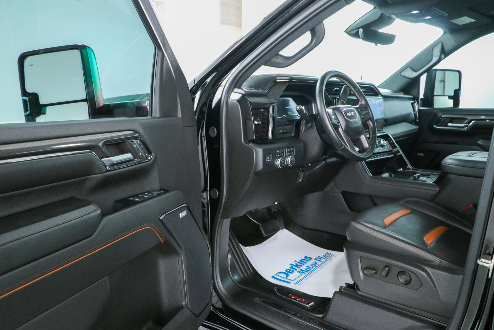Used 2024 GMC Sierra 2500 AT4 w/ AT4 Premium Plus Package AWD/4WD image 3