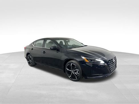 Used 2023 Nissan Altima 2.5 SR w/ SR Premium Package image 8