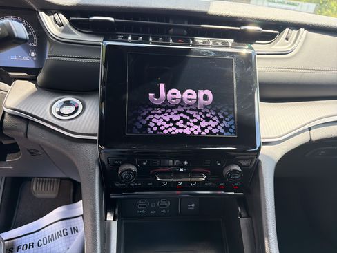 Certified 2025 Jeep Grand Cherokee Laredo X w/ Luxury Tech Group I AWD/4WD image 19