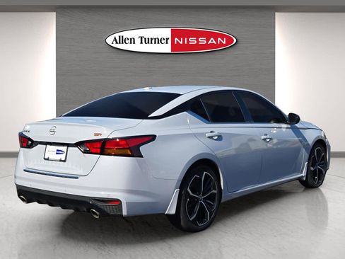 Used 2023 Nissan Altima 2.5 SR w/ SR Premium Package image 6