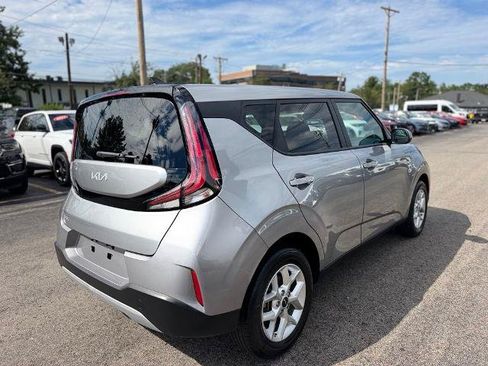 Used 2025 Kia Soul LX w/ LX Technology Package FWD image 8