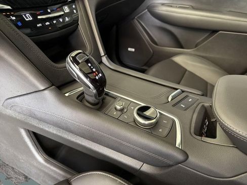 Used 2025 Cadillac XT6 Premium Luxury FWD image 6