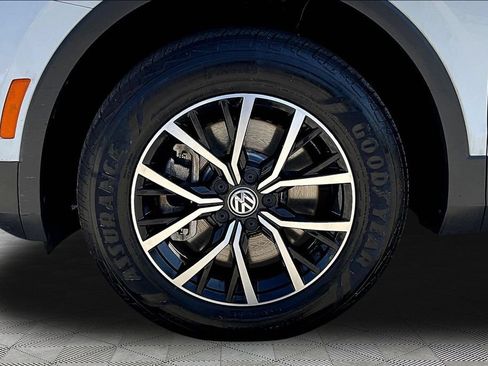 Used 2021 Volkswagen Tiguan SE w/ Panoramic Sunroof Package FWD image 34