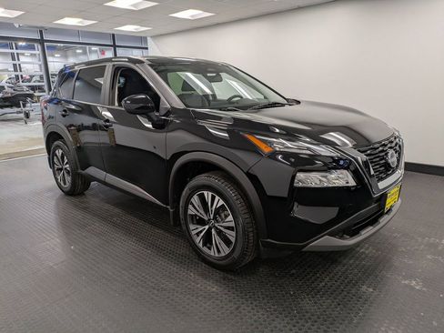 Used 2023 Nissan Rogue SV image 3