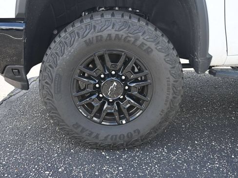 Used 2025 Chevrolet Silverado 2500 ZR2 w/ Technology Package AWD/4WD image 8