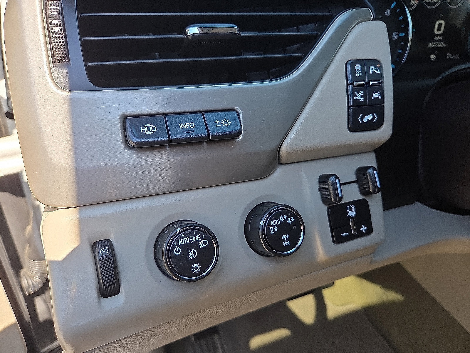 Certified 2018 GMC Yukon Denali w/ Denali Ultimate Package AWD/4WD image 11