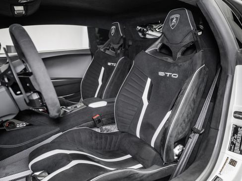 Used 2023 Lamborghini Huracan STO RWD image 18