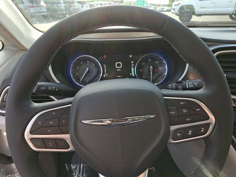 Used 2023 Chrysler Pacifica Touring-L FWD image 21