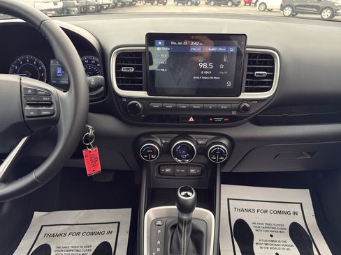Used 2022 Hyundai Venue SEL FWD image 15