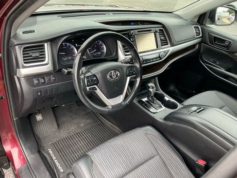 Used 2019 Toyota Highlander Plus w/ Carpet Mat Package (TMS) FWD image 36