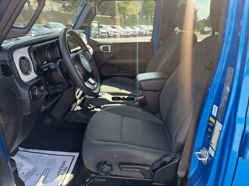 Used 2025 Jeep Wrangler Unlimited Sahara AWD/4WD image 10