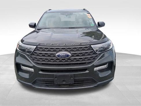 Used 2022 Ford Explorer XLT w/ Equipment Group 202A AWD/4WD image 2