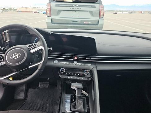 Used 2025 Hyundai Elantra SEL image 6