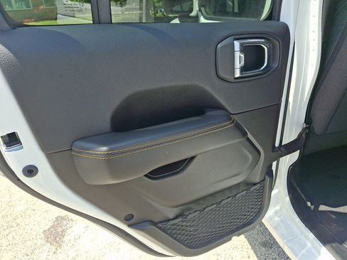 Used 2025 Jeep Wrangler Unlimited Sahara AWD/4WD image 19