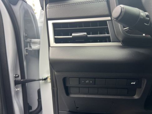 Used 2024 Mitsubishi Outlander FWD image 36