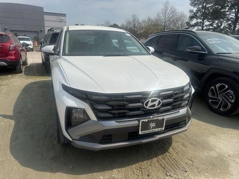 Used 2025 Hyundai Tucson SE image 2