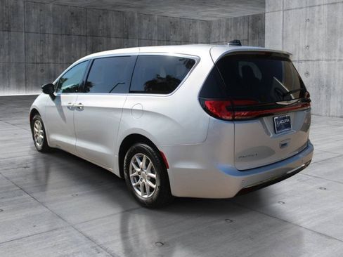 Used 2024 Chrysler Pacifica Touring-L FWD image 4