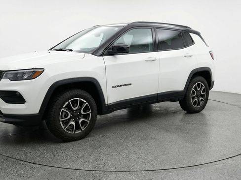 Used 2025 Jeep Compass Trailhawk image 3
