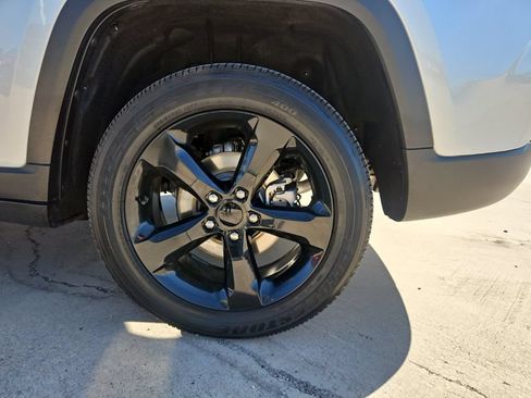 Certified 2023 Jeep Grand Cherokee Altitude AWD/4WD image 8