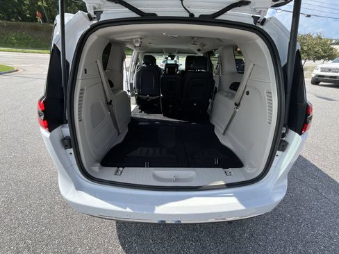 Used 2022 Chrysler Pacifica Touring-L w/ Uconnect Theater Family Group FWD image 31