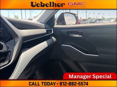 Used 2023 Toyota Highlander XLE FWD image 36