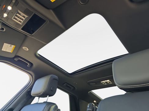 New 2026 Land Rover Discovery Limited Edition image 32