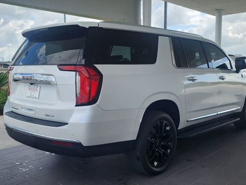 Used 2022 GMC Yukon XL SLT w/ SLT Premium Package image 6