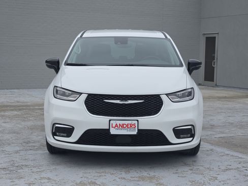 Used 2024 Chrysler Pacifica Select image 4