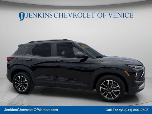 Used 2024 Chevrolet TrailBlazer LT FWD image 2