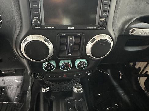 Used 2011 Jeep Wrangler Unlimited Sahara w/ Connectivity Group AWD/4WD image 12