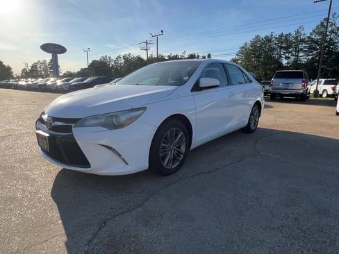 Used 2015 Toyota Camry SE FWD image 2