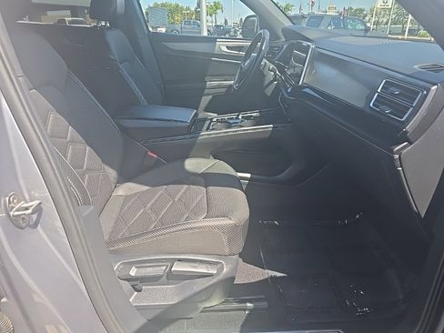 Used 2024 Volkswagen Atlas Cross Sport SE image 5