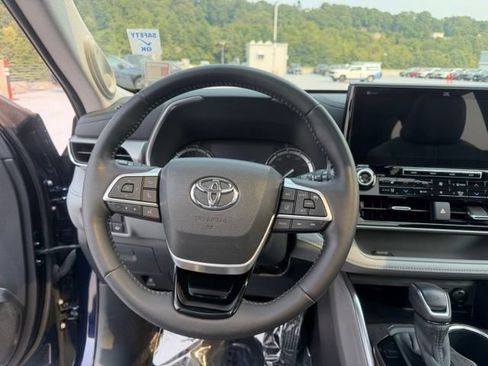 Used 2022 Toyota Highlander Platinum AWD/4WD image 14