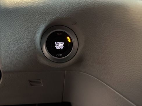 Used 2023 Chrysler Pacifica Touring-L FWD image 25