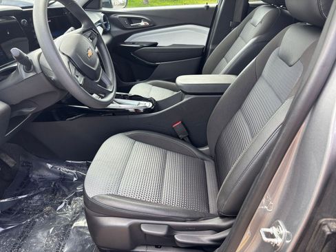 Used 2025 Chevrolet Trax LT FWD image 27