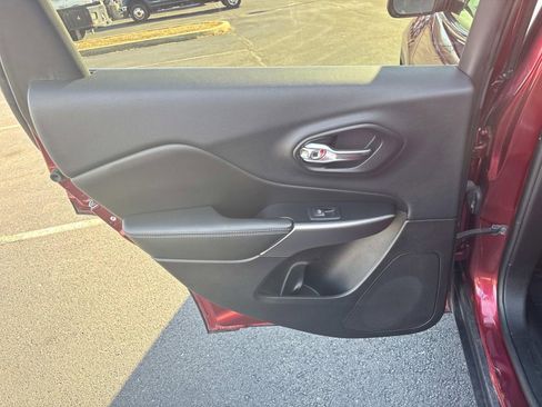 Used 2019 Jeep Cherokee Latitude Plus image 14