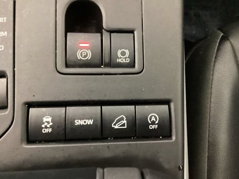 Used 2022 Toyota Highlander XLE AWD/4WD image 27