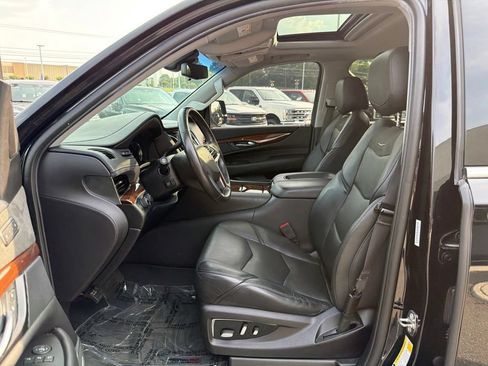 Used 2019 Cadillac Escalade Luxury AWD/4WD image 11