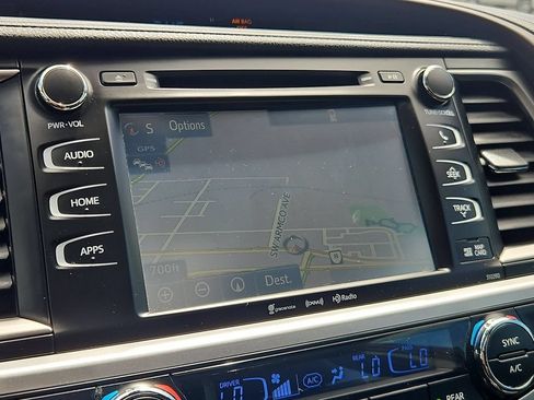 Used 2019 Toyota Highlander XLE AWD/4WD image 18