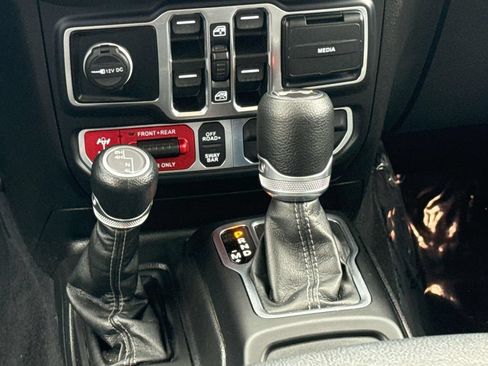 Used 2025 Jeep Wrangler Unlimited Rubicon AWD/4WD image 17