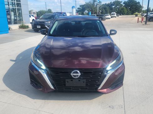 Used 2024 Nissan Altima 2.5 SV FWD image 2