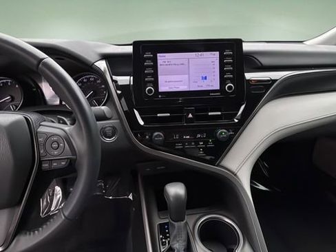 Used 2022 Toyota Camry SE w/ Convenience Package FWD image 11