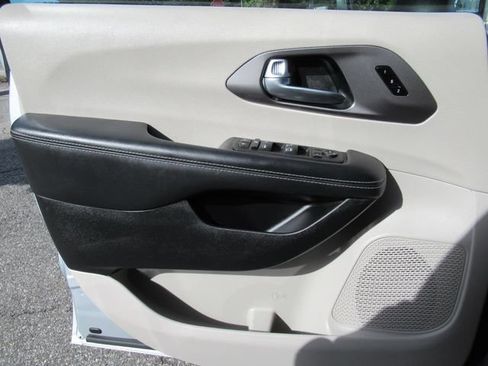 Used 2023 Chrysler Pacifica Touring-L FWD image 19